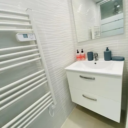 Ferienhaus Et Centre A Pied, La Pinasse Est Maison Duplex Climatisee Avec Menage, Draps Et Serviettes Inclus